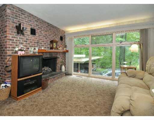 950 Pippin Orchard Road Cranston, RI 02921 - Photo 4 of 11 Living Room. With Fireplace