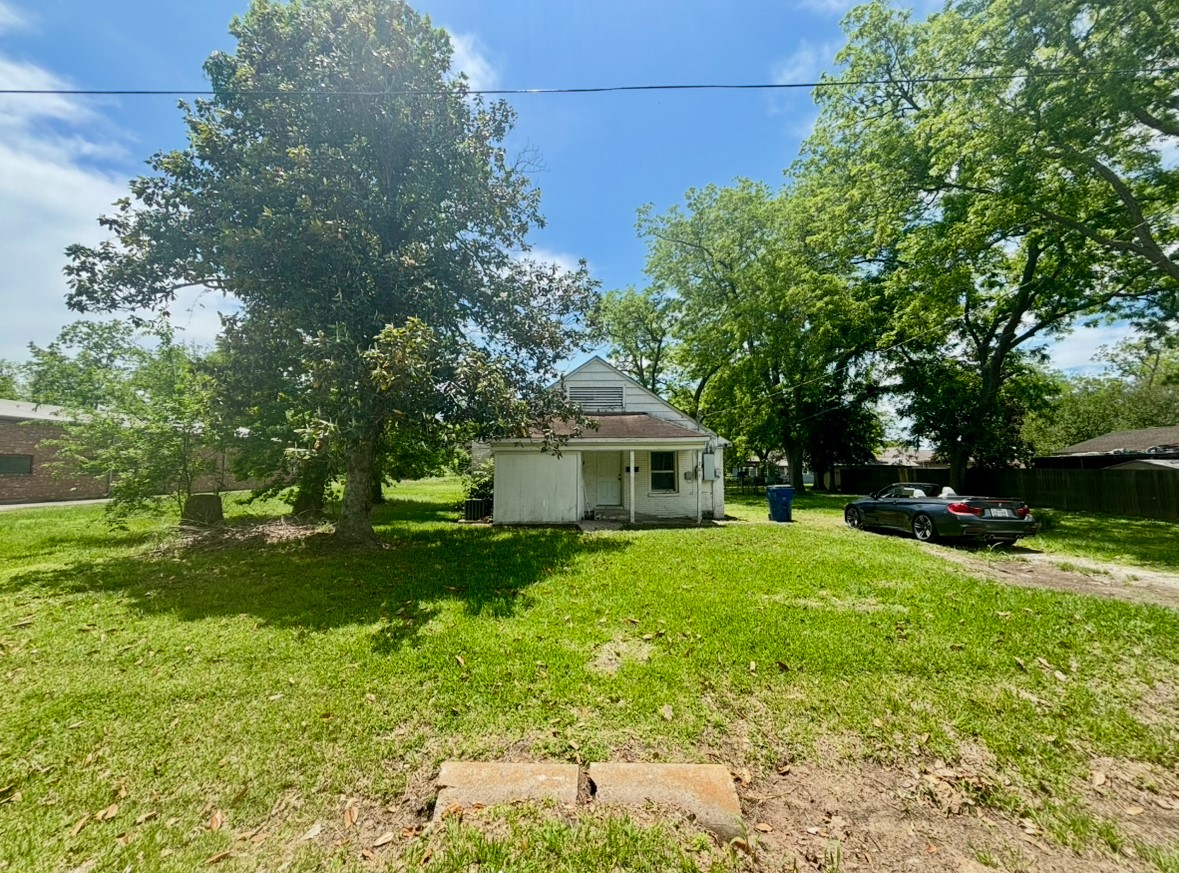 701 North Hackberry Street Sweeny, TX 77480 - Photo 2 of 12 a house view with a garden space