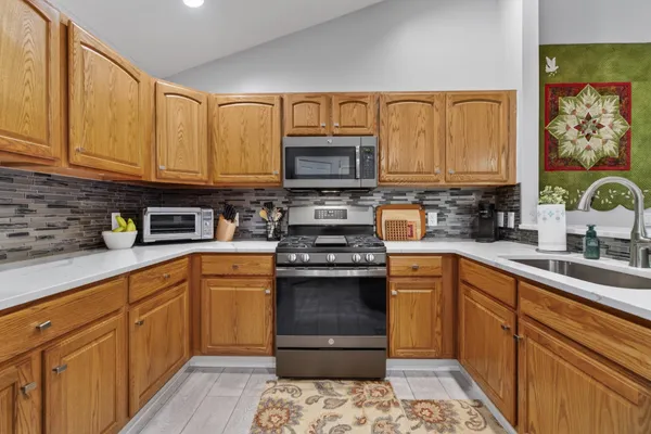 $219,900 | 778 West Barrington Circle, Jackson, MI 49203
