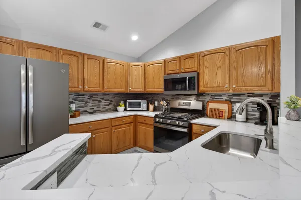 $219,900 | 778 West Barrington Circle, Jackson, MI 49203
