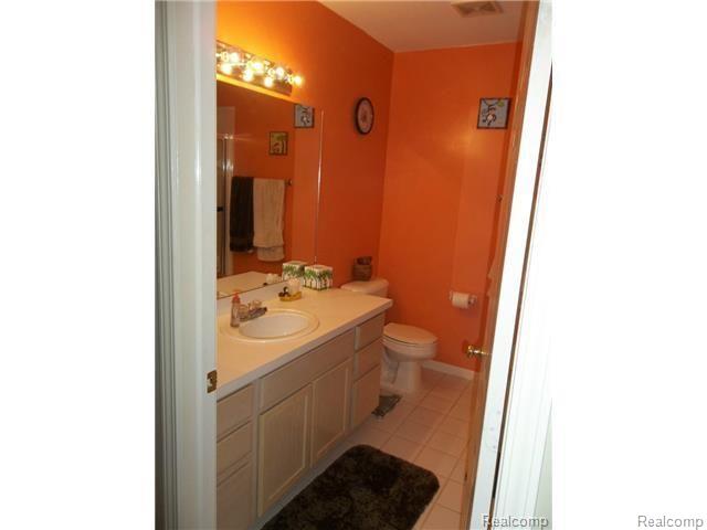 4941 Crooks Road, Unit 13 Royal Oak, MI 48073 - Photo 10 of 19 7.jpg