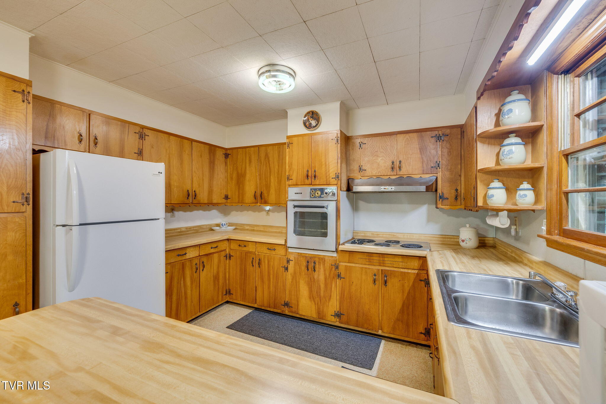 624 Whaley Town Road Butler, TN 37640 - Photo 4 of 35 011