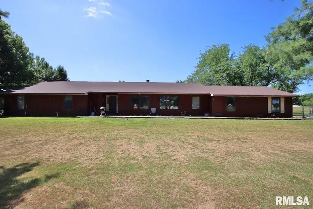 $300,000 | 1668 825 Avenue, Lincoln, IL 62656