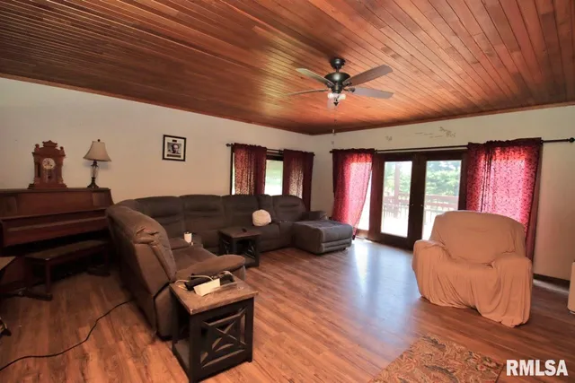 $300,000 | 1668 825 Avenue, Lincoln, IL 62656