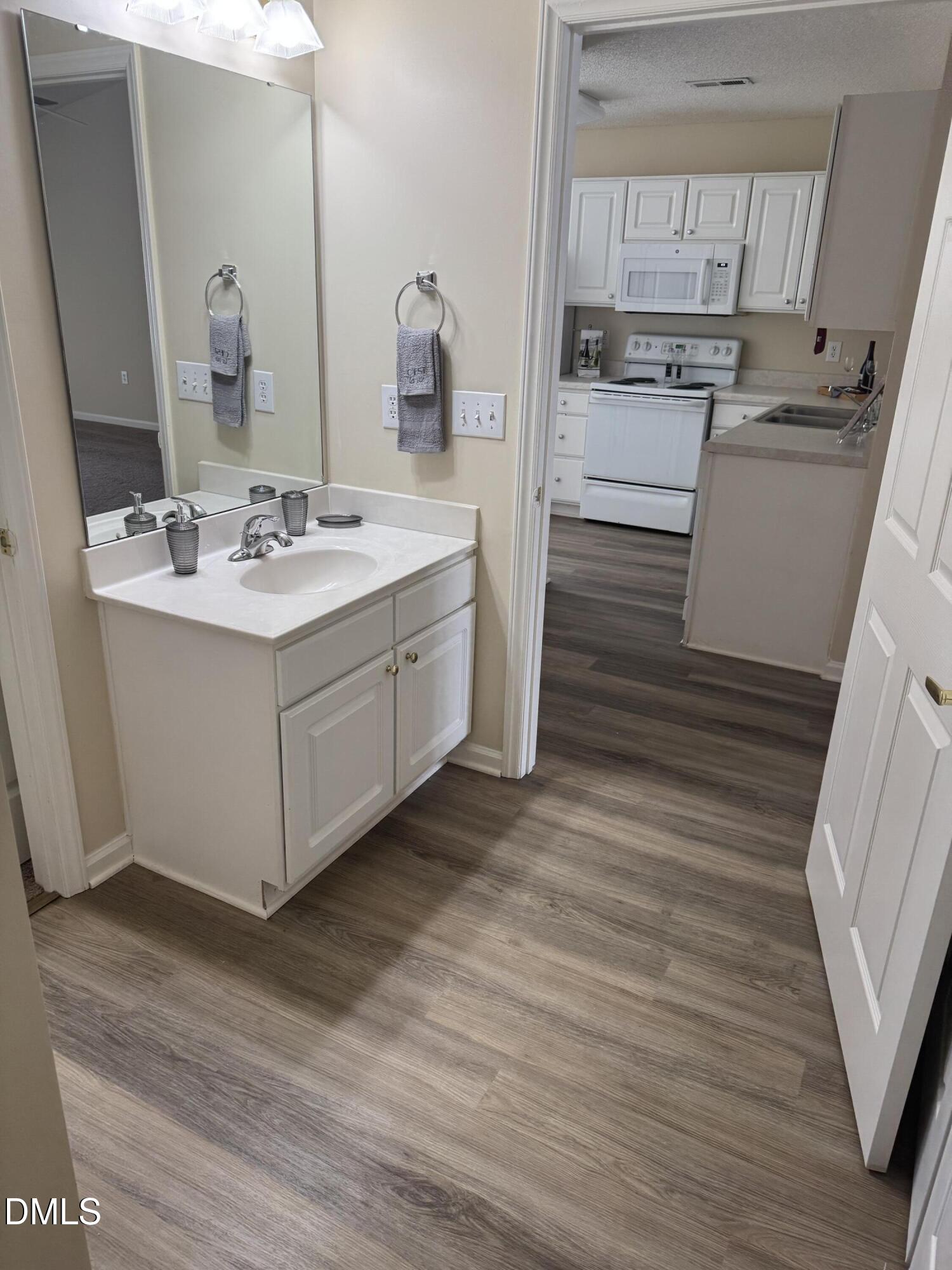 2500 Huntscroft Lane, Unit 200 Raleigh, NC 27617 - Photo 6 of 20 Guest bath