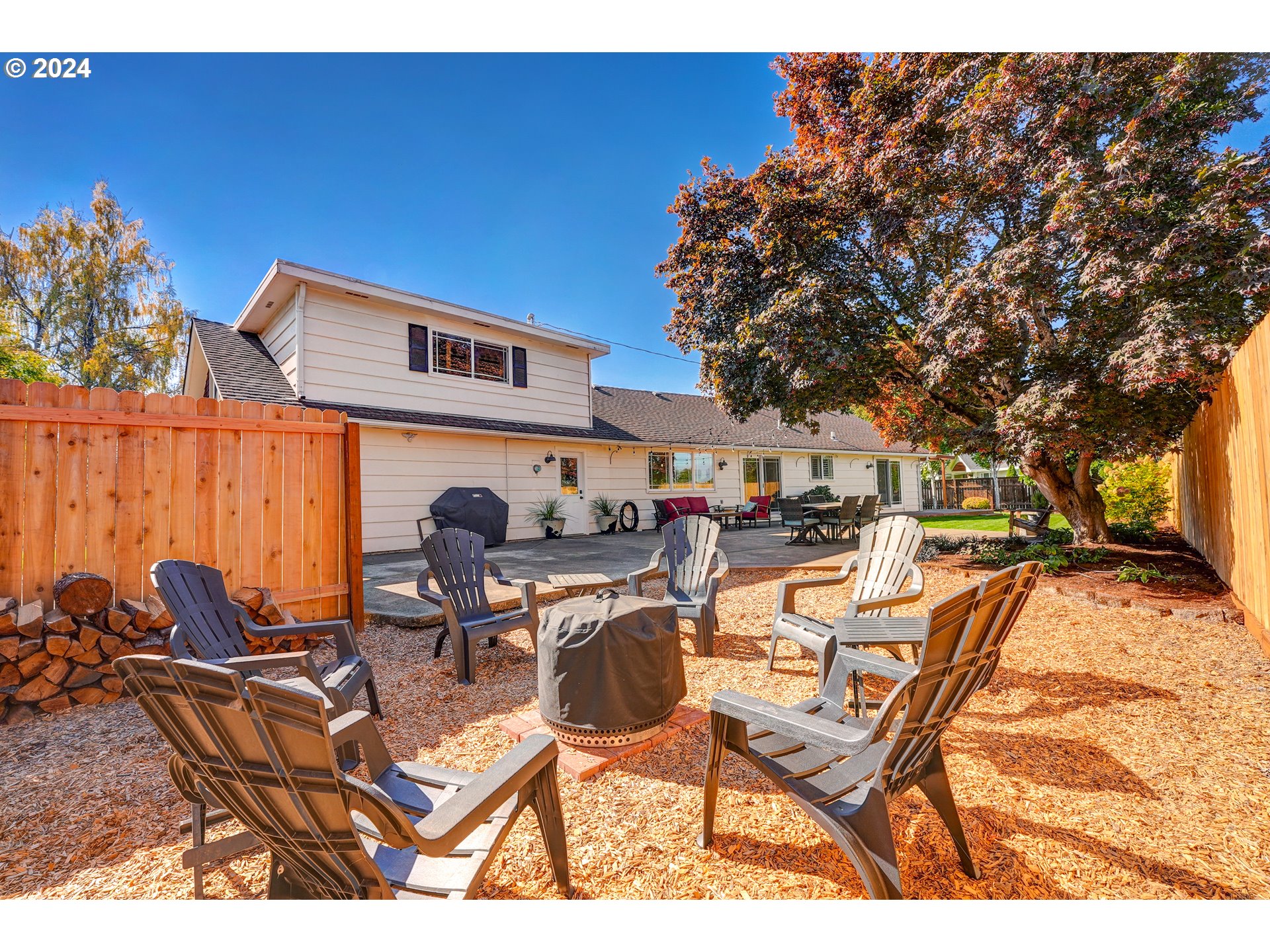 1440 Fetlock Court Eugene, OR 97401 - Photo 22 of 31 a backyard of a house with table and chairs