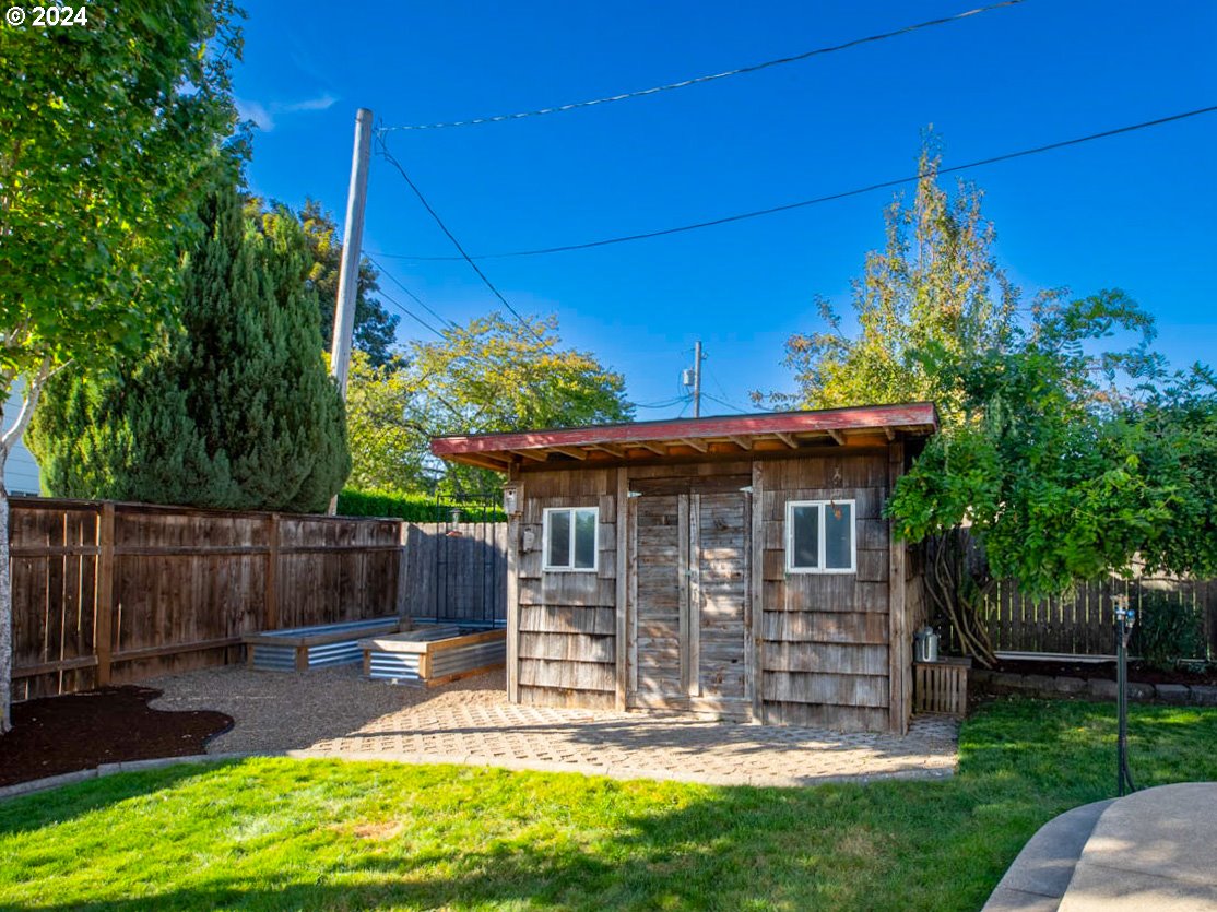 1440 Fetlock Court Eugene, OR 97401 - Photo 25 of 31 a view of a house with a yard