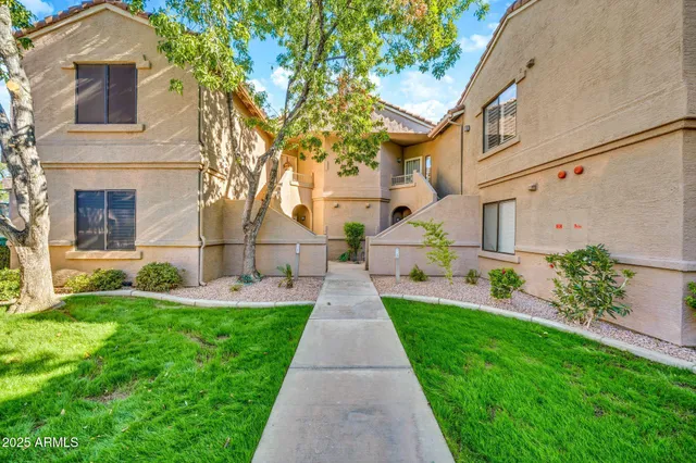 a view of a front of house with a yard