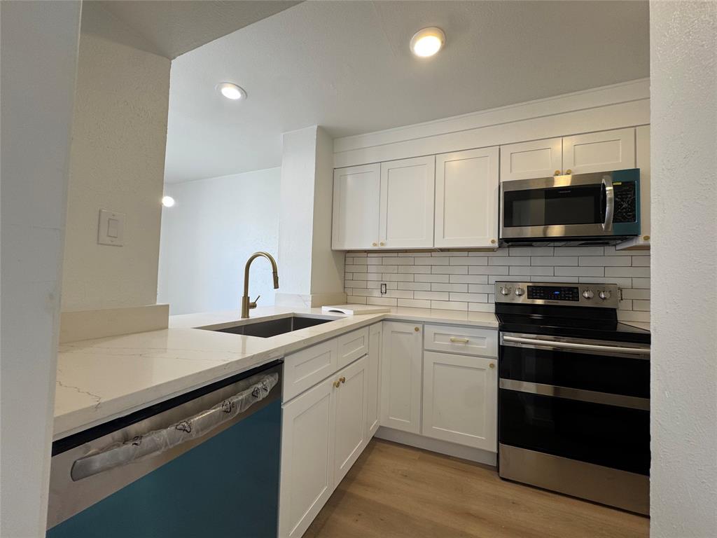 5510 Boca Raton Boulevard, Unit 431 Fort Worth, TX 76112 - Photo 7 of 19 a kitchen with sink a microwave and stove