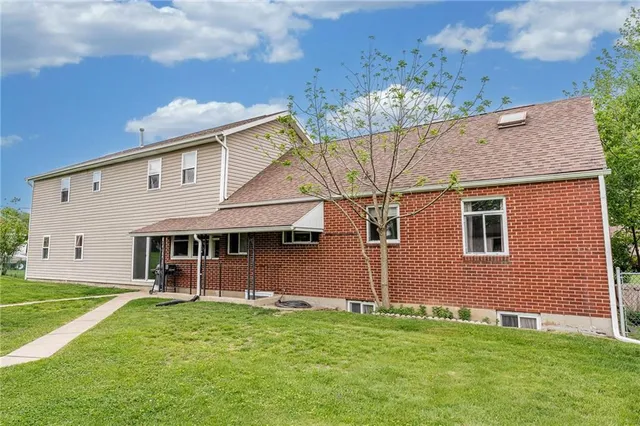 a view of a house with a backyard