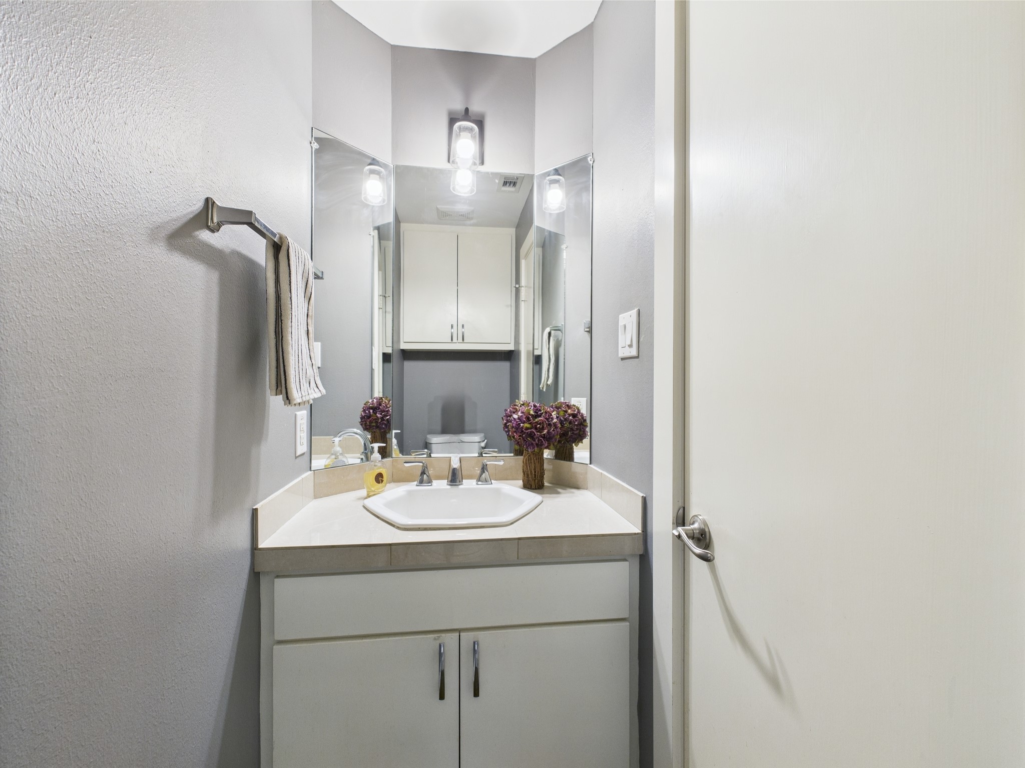 5810 Darling Street, Unit F Houston, TX 77007 - Photo 11 of 38 Half bath on second floor