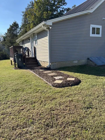 a view of a house with backyard