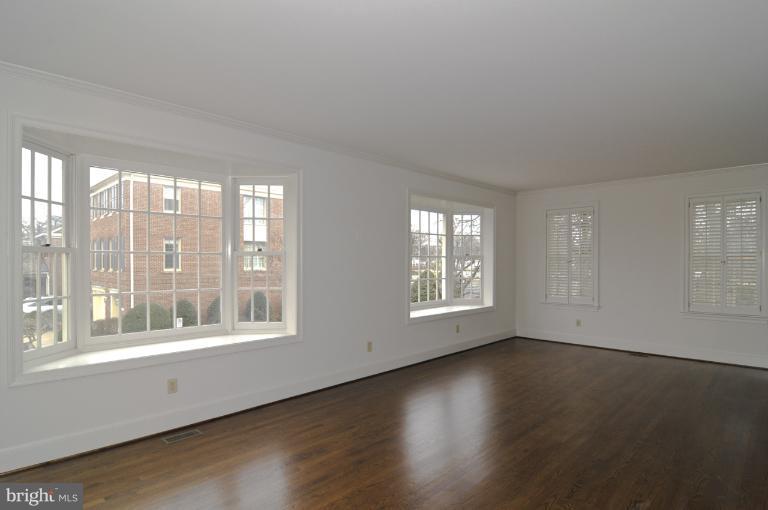 2600 North Glebe Road Arlington, VA 22207 - Photo 12 of 23 Huge Living Room... 27'x14'