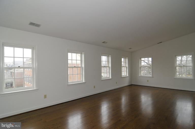 2600 North Glebe Road Arlington, VA 22207 - Photo 3 of 23 Master Bedroom / Sitting Room