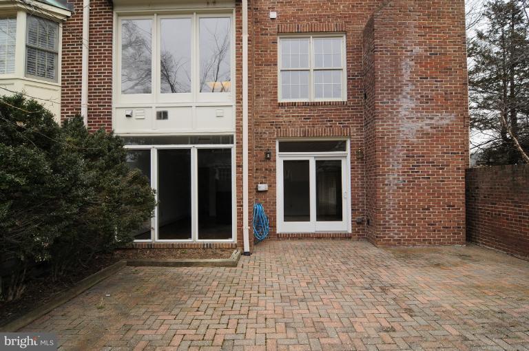 2600 North Glebe Road Arlington, VA 22207 - Photo 22 of 23 "Georgetown" walled terrace