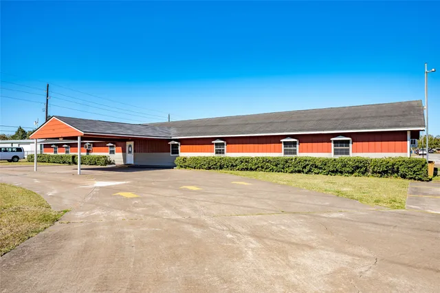 a front view of house with yard