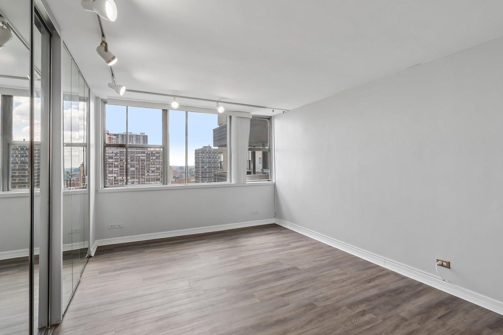 6301 North Sheridan Road, Unit 24E Chicago, IL 60660 - Photo 13 of 21