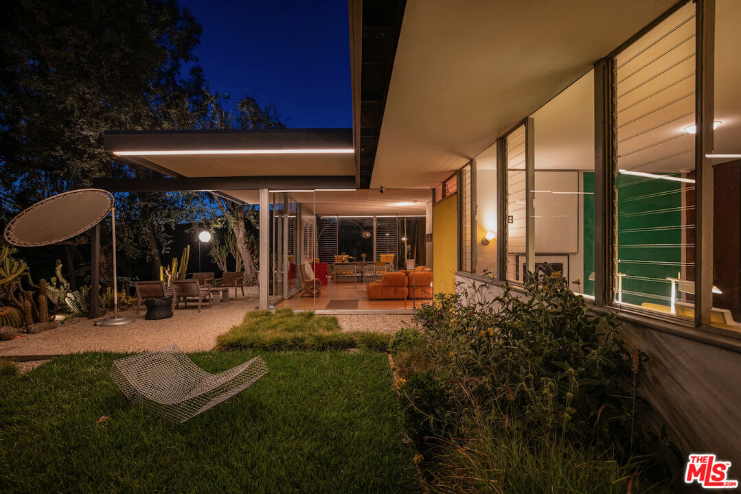 1531 North Tigertail Road Los Angeles, CA 90049 - Photo 23 of 24 a view of a chairs and tables in patio of a house