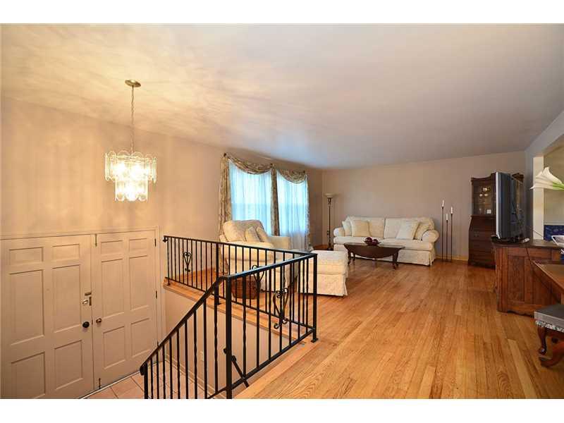 363 Inwood Road Pittsburgh, PA 15237 - Photo 2 of 17 Entry/Foyer.