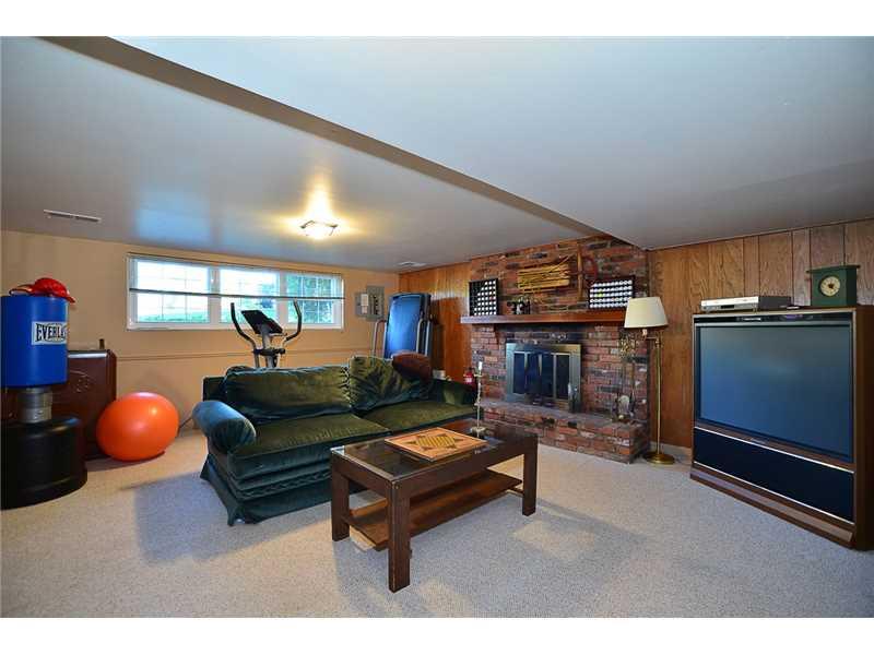 363 Inwood Road Pittsburgh, PA 15237 - Photo 12 of 17 Family Room.