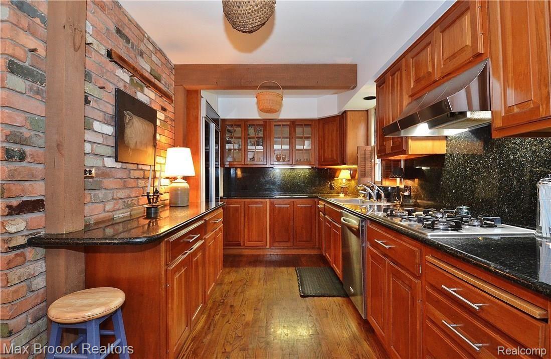 27149 Gardenway Road Franklin, MI 48025 - Photo 12 of 29 Kitchen with Cherry Cabs & Granite