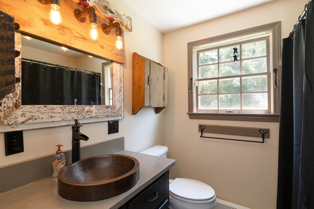 501 Wine Road New Braintree, MA 01531 - Photo 11 of 41