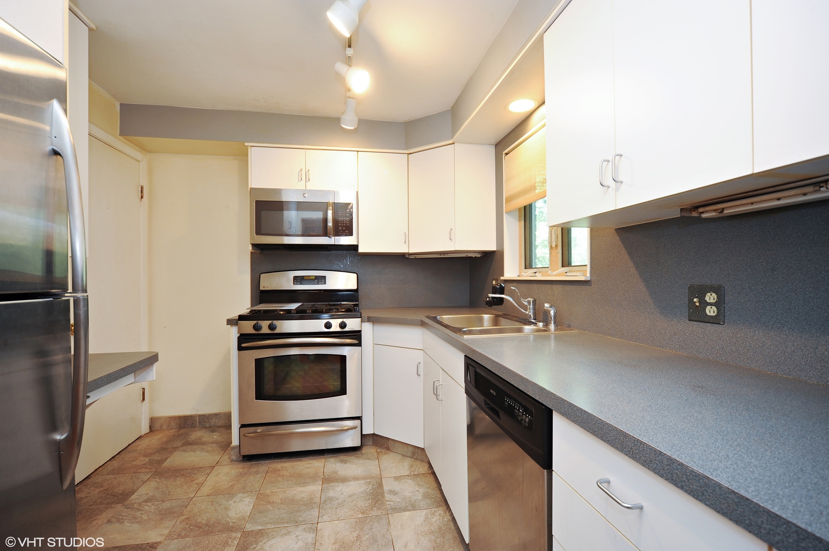 1414 Pfingsten Road Glenview, IL 60025 - Photo 3 of 10