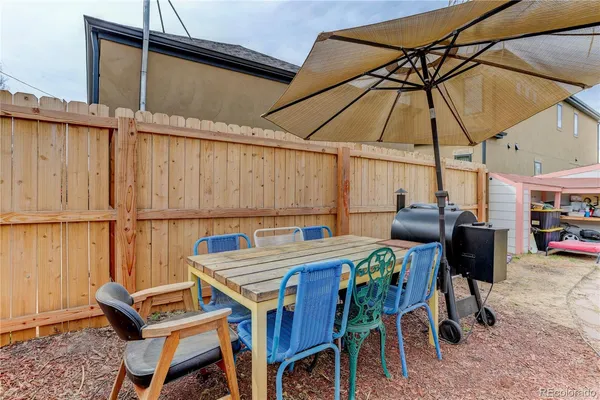 a view of a backyard