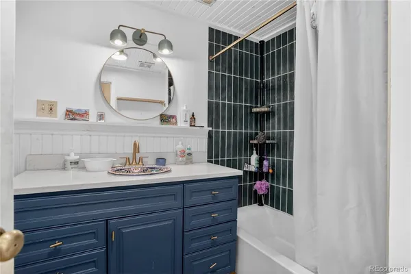 a en suite bathroom with a sink toilet and mirror