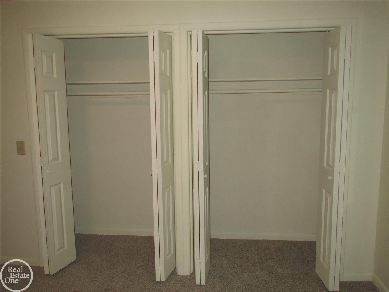 1323 Hampton Road Grosse Pointe, MI 48236 - Photo 29 of 40 31365598-28.JPG