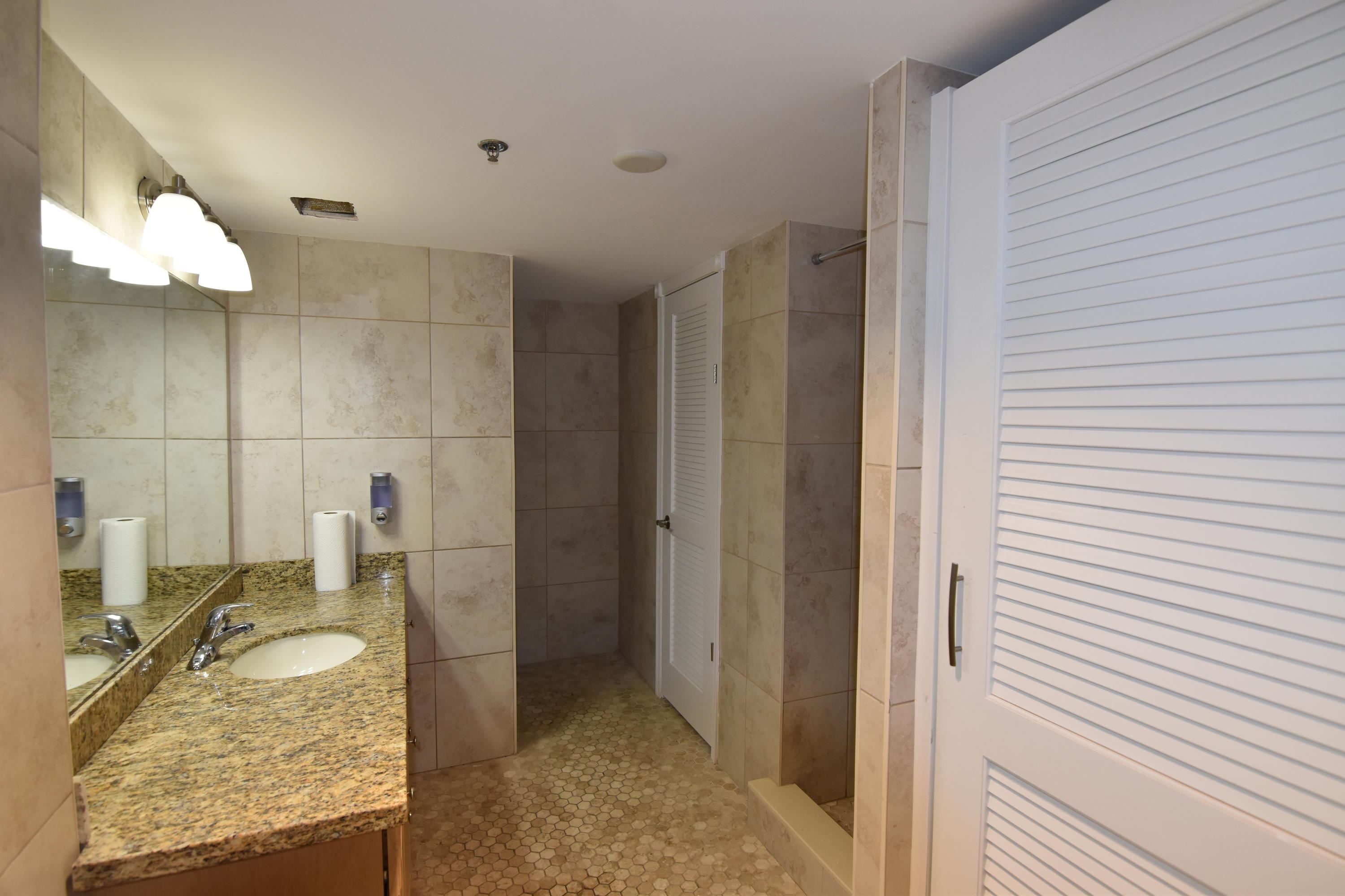 1505 North Riverside Drive, Unit 601 Pompano Beach, FL 33062 - Photo 29 of 35 Men's Locker Room