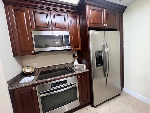 1690 Renaissance Commons Boulevard, Unit 1522 Boynton Beach, FL 33426 - Photo 8 of 31 a kitchen with a refrigerator and stove