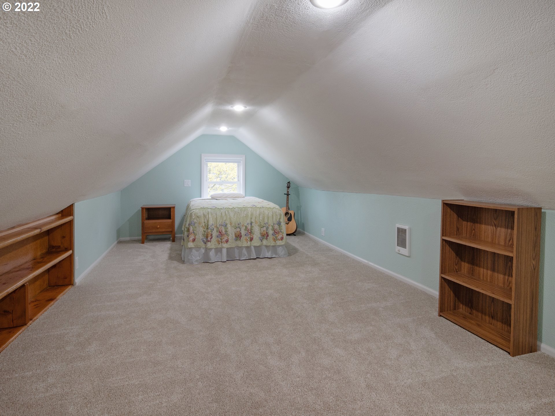 1340 E Street Springfield, OR 97477 - Photo 16 of 32 a room with a bed and a window