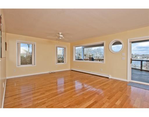 14 Springcove Road Narragansett, RI 02882 - Photo 3 of 20 Living Room.