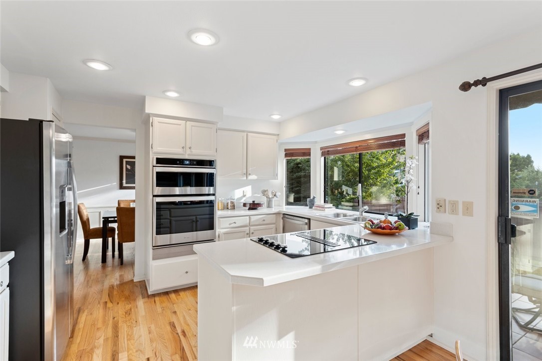 14907 Southeast 64th Street Bellevue, WA 98006 - Photo 7 of 26