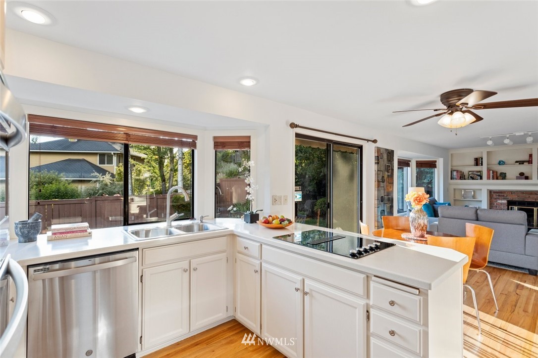 14907 Southeast 64th Street Bellevue, WA 98006 - Photo 9 of 26