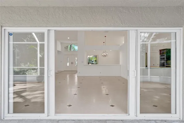 a view of a backyard