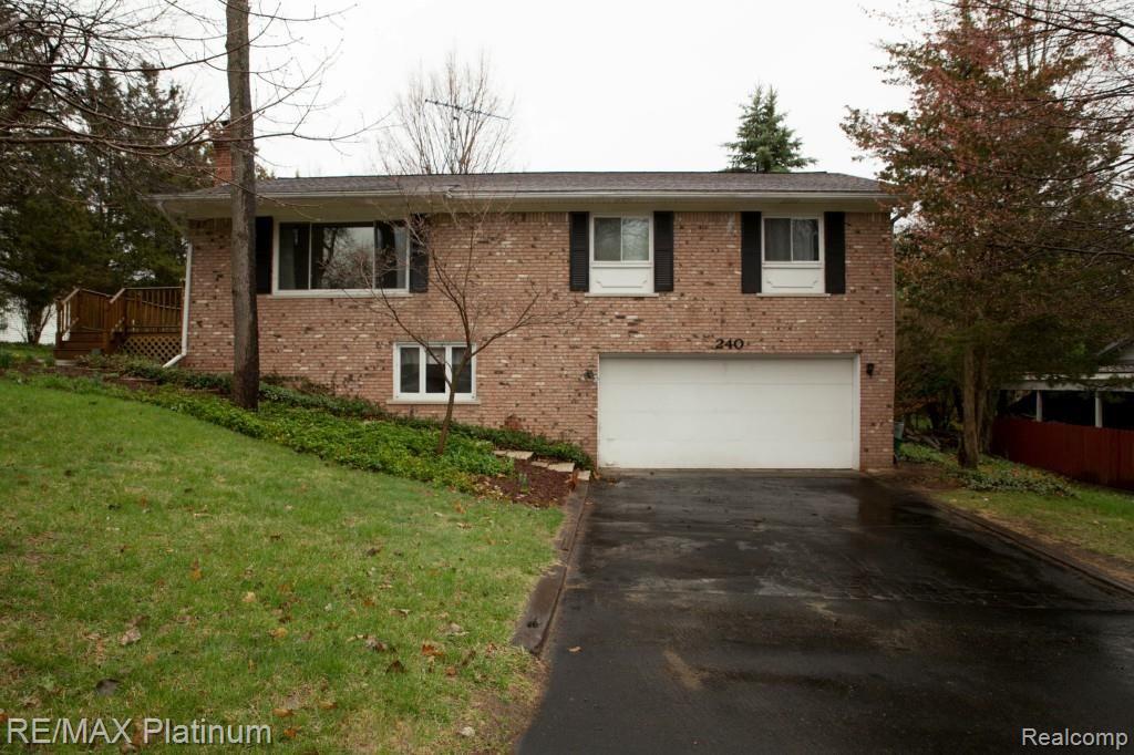 240 Wallace Way Howell, MI 48843 - Photo 1 of 20 240 Wallace Front of House.jpg