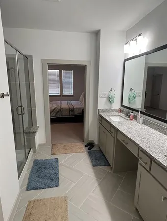a en suite bathroom with a sink a washer and dryer
