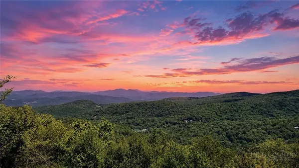 $689,000 | 104 Mockingbird Lane, Beech Mountain, NC 28604