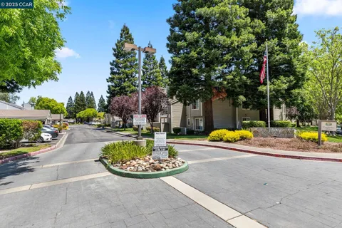 a view of a tennis court