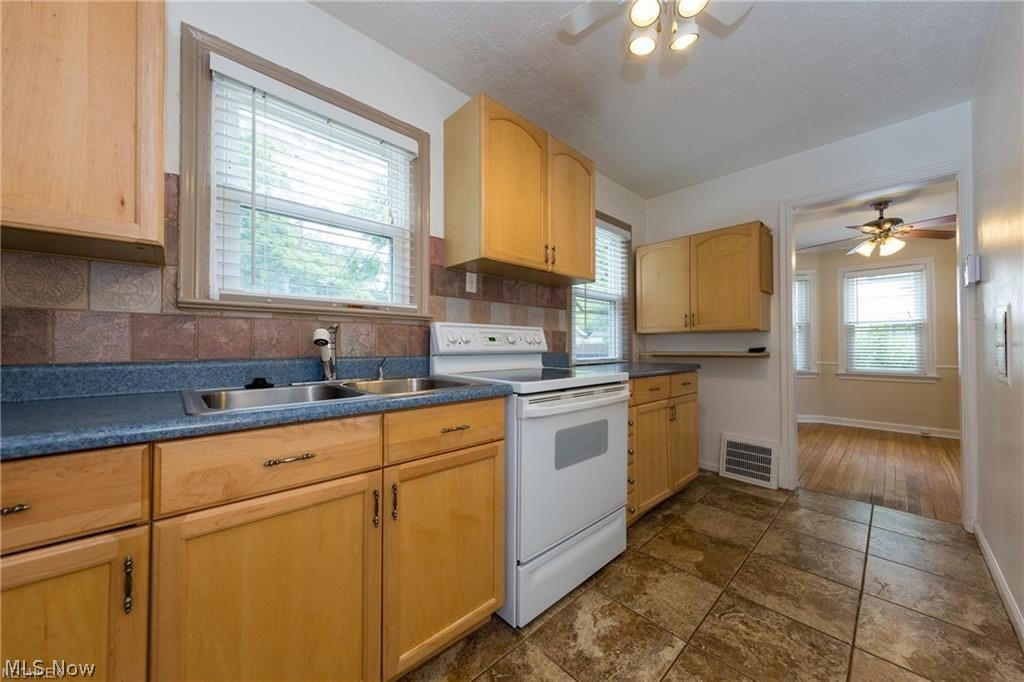 945 Rushleigh Road Cleveland Heights, OH 44121 - Photo 8 of 29