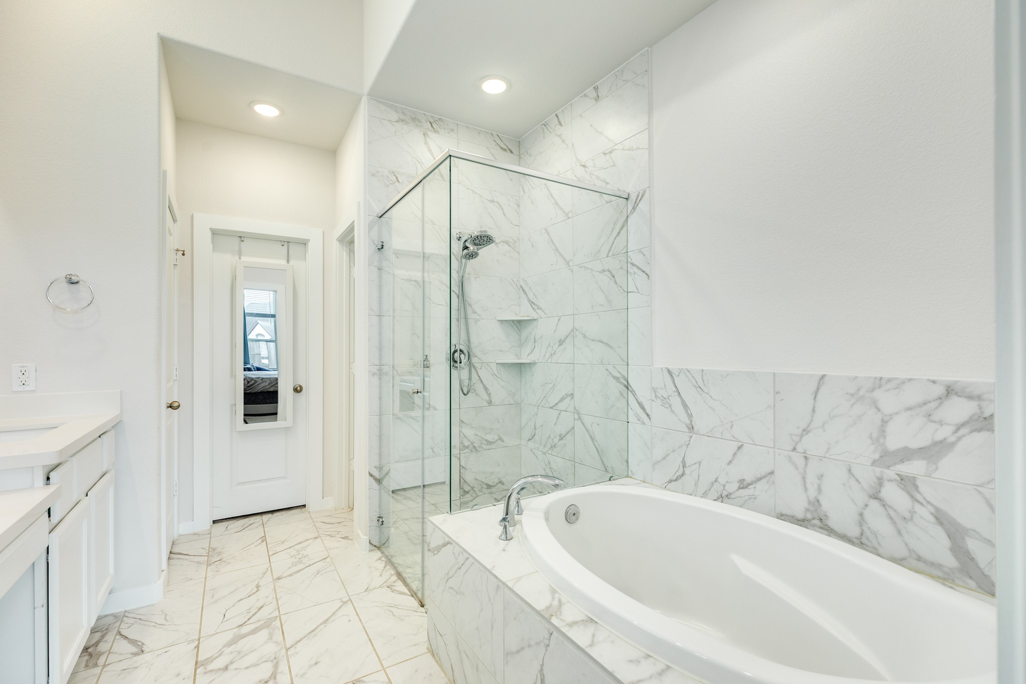 4010 Shackleton Court Rosharon, TX 77583 - Photo 17 of 37 Primary Bathroom (Ensuite): Ensuite bath with a soaking tub, separate walk-in shower, double vanity sinks, and a generously sized walk-in closet.