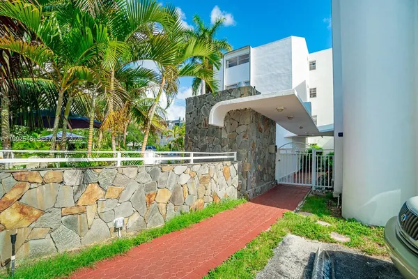 $2,400 | 1075 93rd Street, Unit 203, Bay Harbor Islands, FL 33154