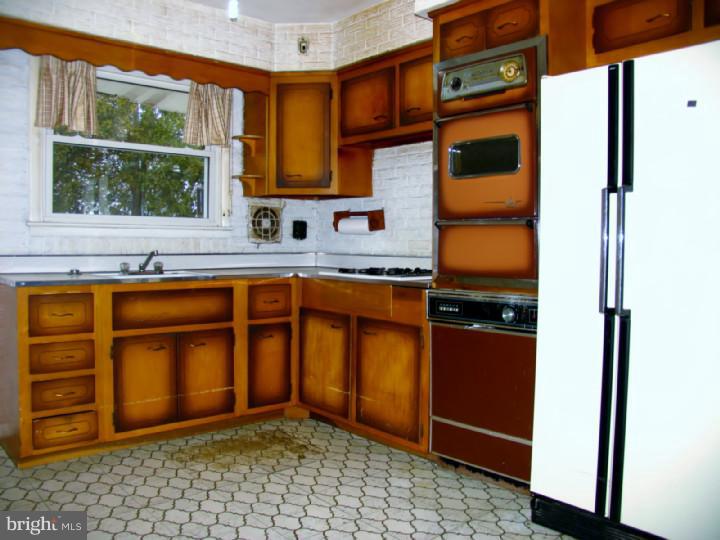 115 Thorndike Road Philadelphia, PA 19115 - Photo 4 of 24 Kitchen