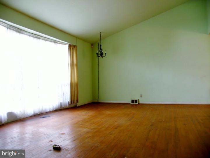 115 Thorndike Road Philadelphia, PA 19115 - Photo 7 of 24 Living Room
