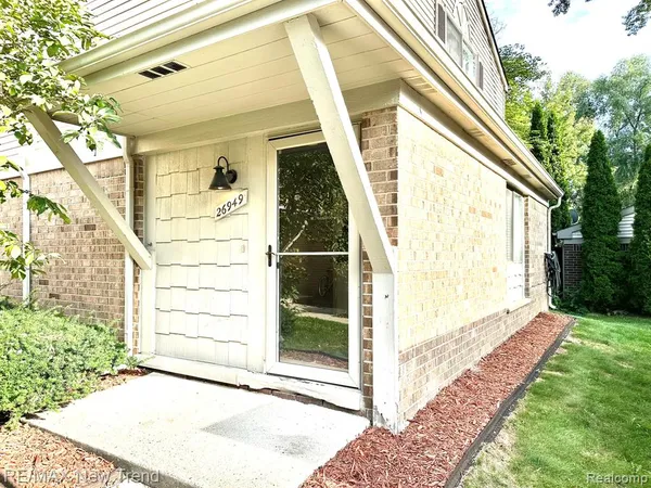 $195,000 | 26949 Farmbrook Villa Drive, Unit 96, Southfield, MI 48034