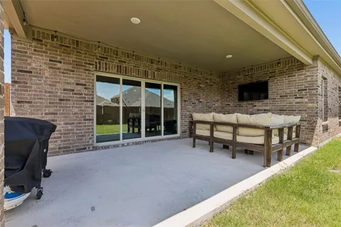 a view of a house with backyard and porch