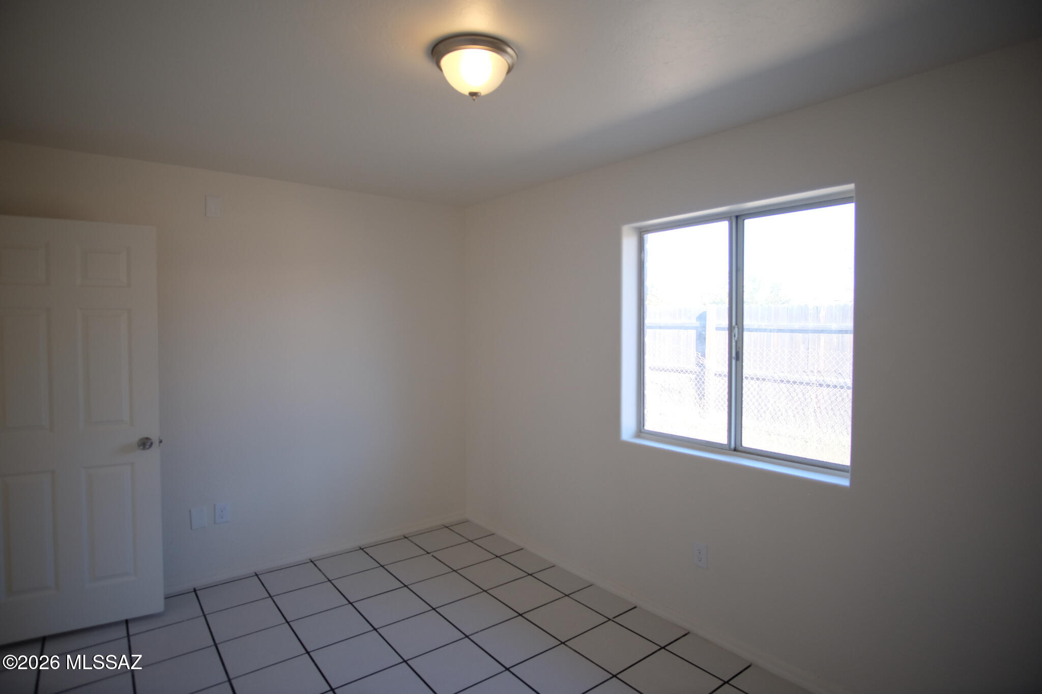 345 East Delta Road Tucson, AZ 85706 - Photo 35 of 45 an empty room with windows