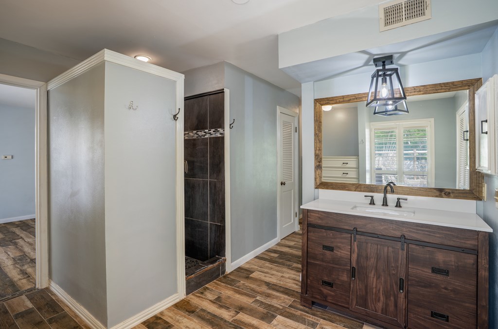 208 Front Street Comfort, TX 78013 - Photo 20 of 47 Primary Bathroom